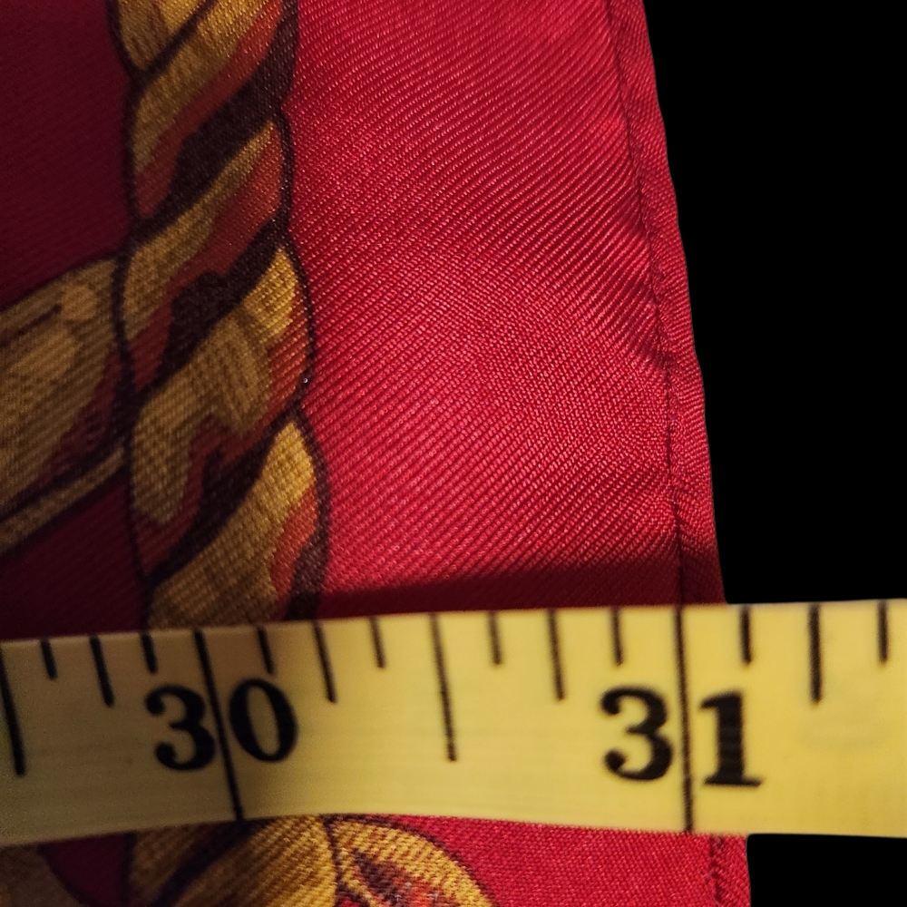 Luxurious Red and Gold Scarf with Regal Design - Picture 4 of 6